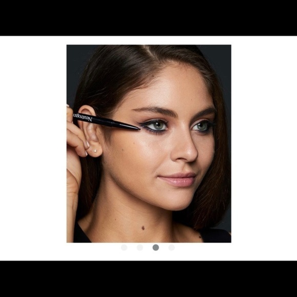 Neutrogena® Intense Gel Eyeliner 5 for $25 - Picture 3 of 4